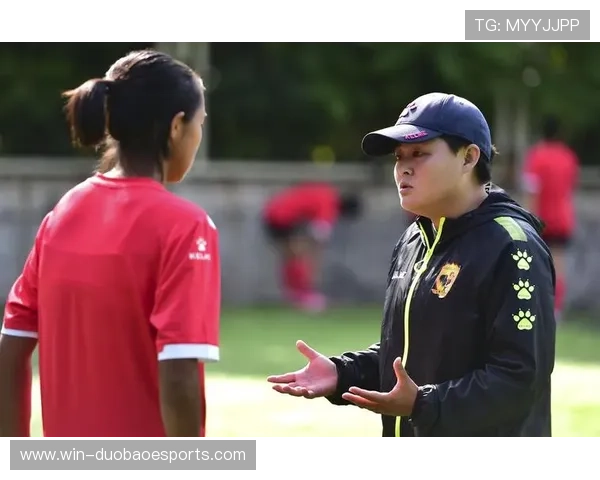 《我与足球传奇的岁月：球场背后的故事与梦想》