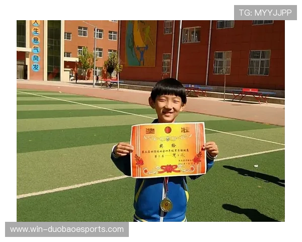 油画风格呈现足球明星英姿魅力再现激情四溢的绿茵场 油画风格呈现足球明星英姿魅力再现激情四溢的绿茵场