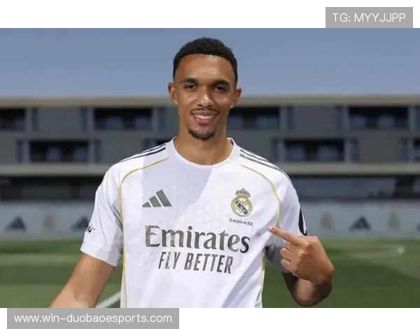 足球场上的璀璨星光这些帅气球员如何用实力和魅力征服球迷心灵